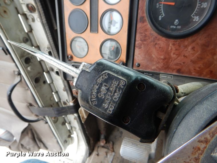 image for item HM9694 1995 International 9400  semi truck