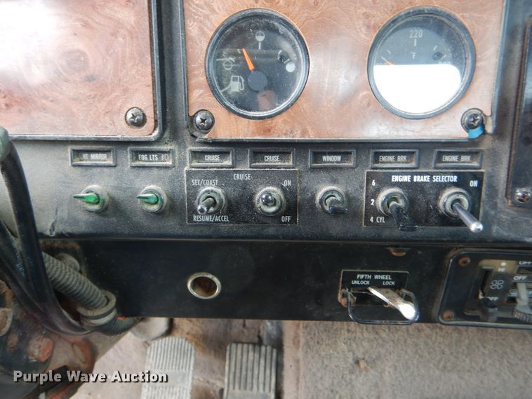 image for item HM9694 1995 International 9400  semi truck