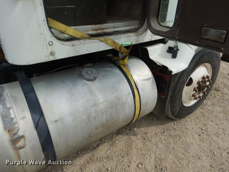 image for item HM9694 1995 International 9400  semi truck