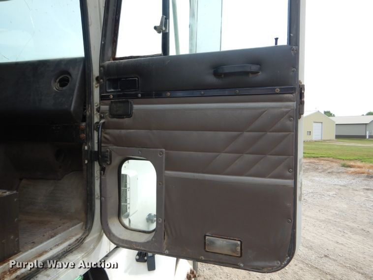 image for item HM9694 1995 International 9400  semi truck