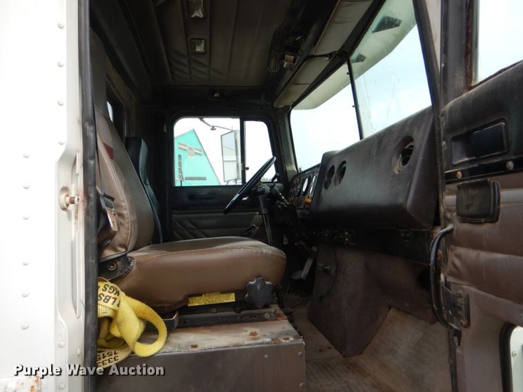 image for item HM9694 1995 International 9400  semi truck