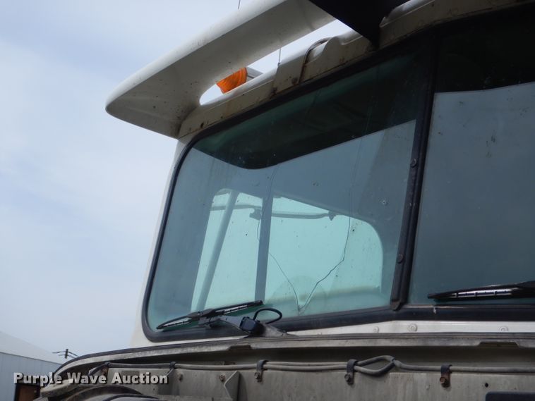 image for item HM9694 1995 International 9400  semi truck