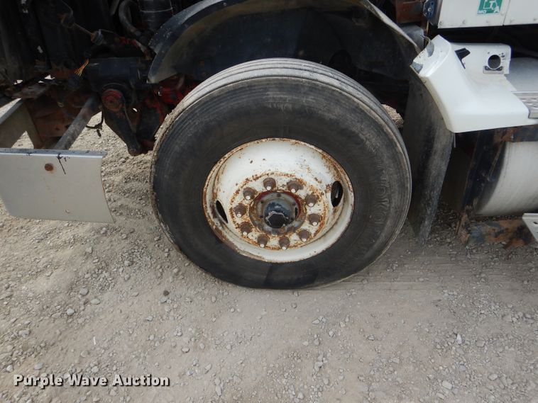 image for item HM9694 1995 International 9400  semi truck