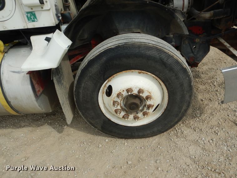 image for item HM9694 1995 International 9400  semi truck