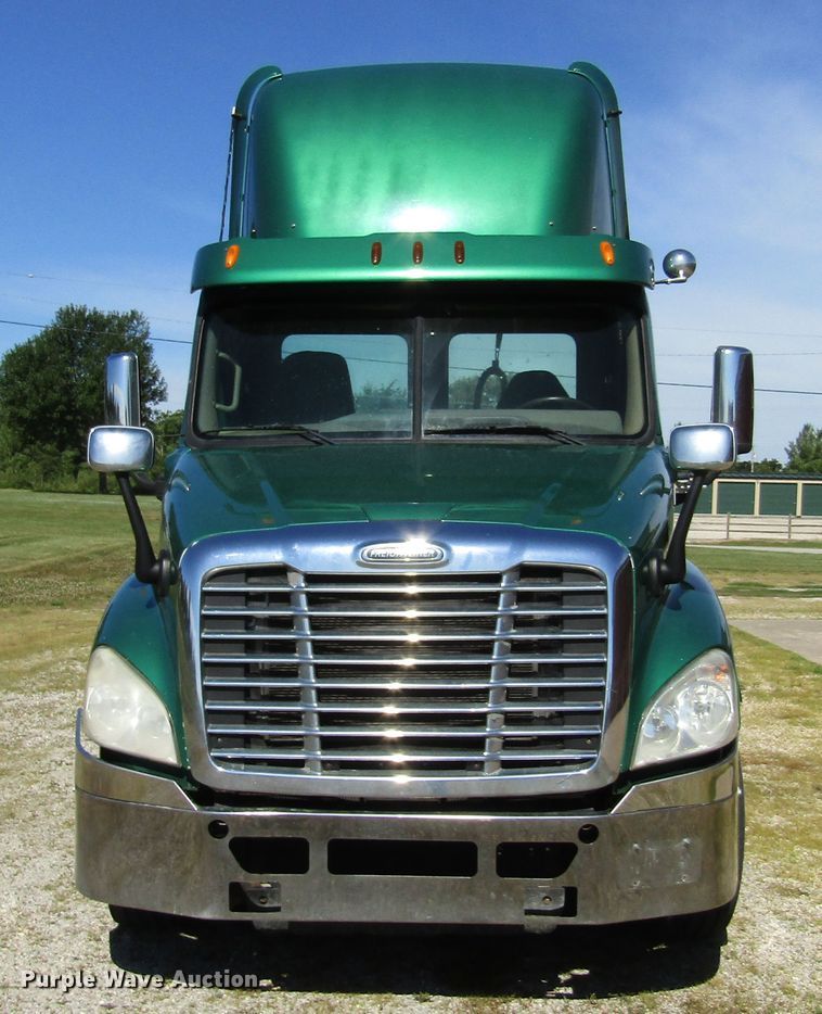 image for item HM9704 2010 Freightliner Cascadia  semi truck