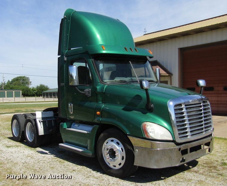 image for item HM9704 2010 Freightliner Cascadia  semi truck