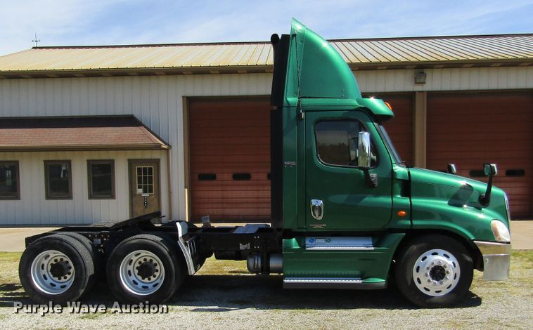 image for item HM9704 2010 Freightliner Cascadia  semi truck
