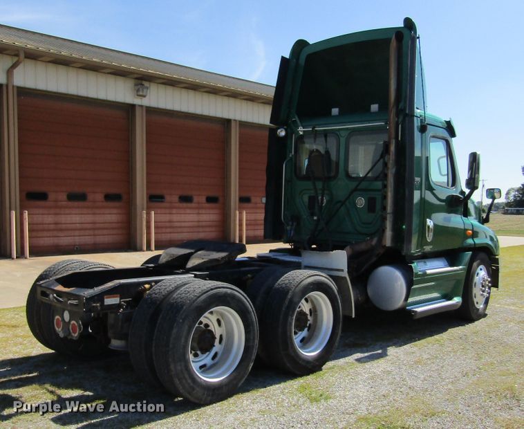 image for item HM9704 2010 Freightliner Cascadia  semi truck