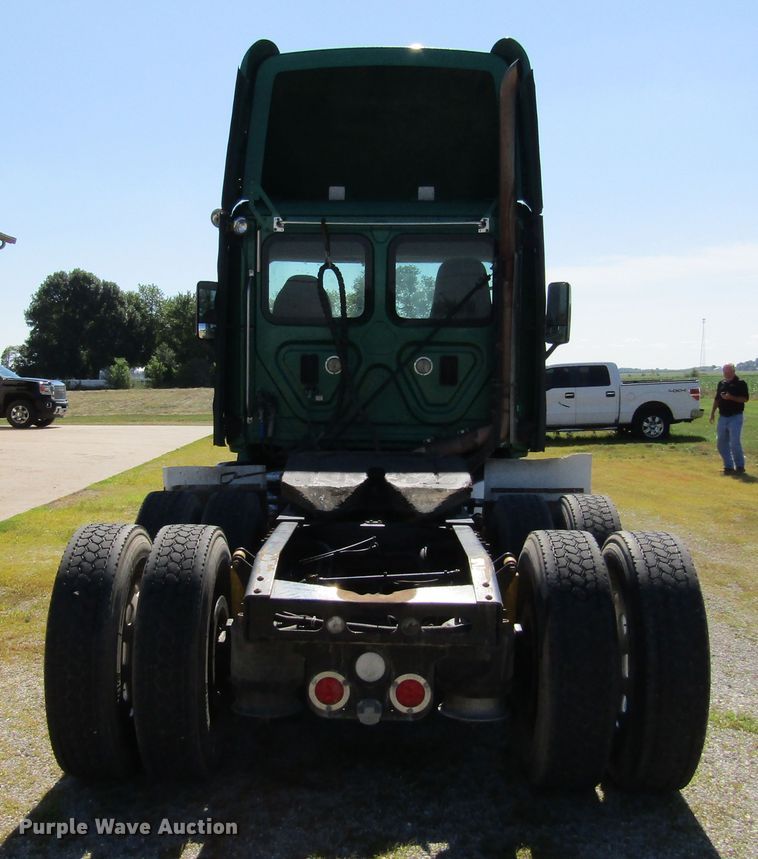 image for item HM9704 2010 Freightliner Cascadia  semi truck