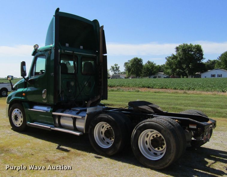 image for item HM9704 2010 Freightliner Cascadia  semi truck