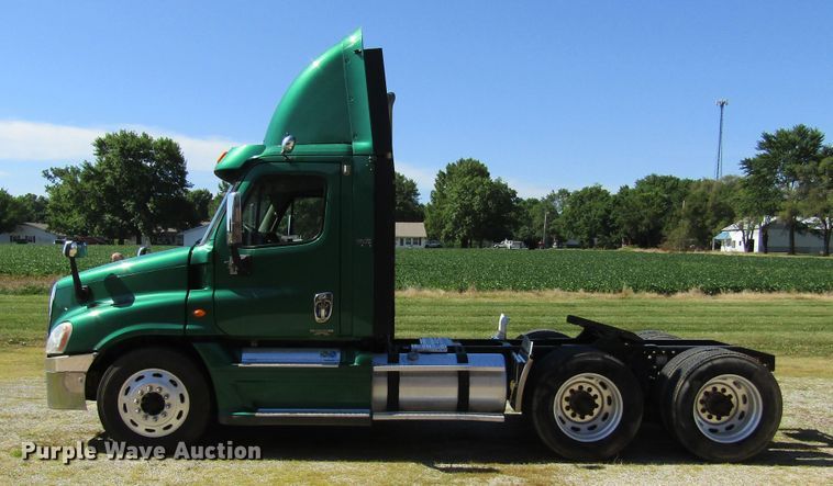 image for item HM9704 2010 Freightliner Cascadia  semi truck