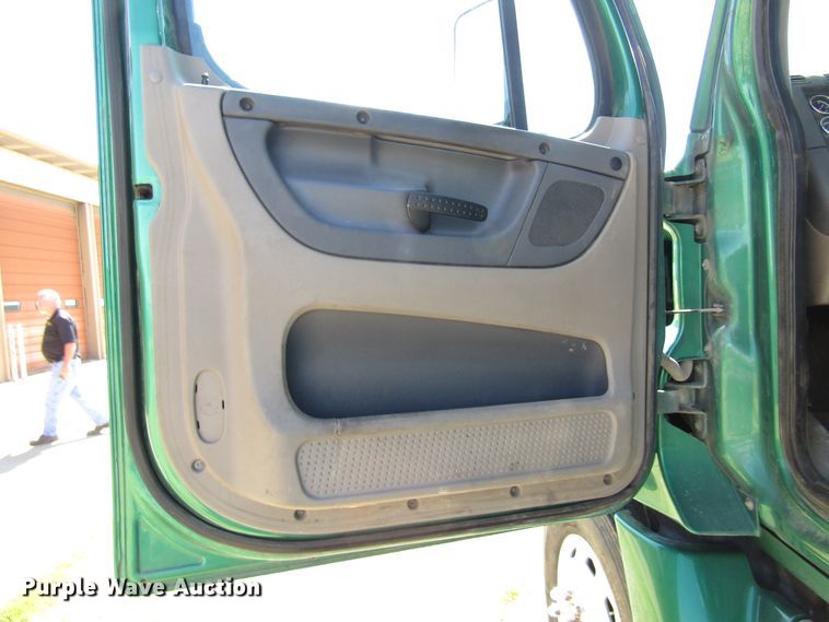 image for item HM9704 2010 Freightliner Cascadia  semi truck