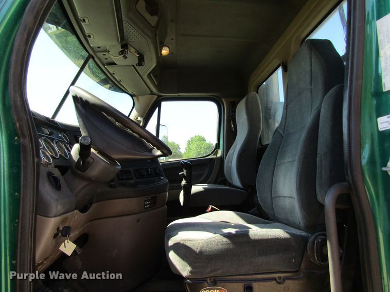 image for item HM9704 2010 Freightliner Cascadia  semi truck