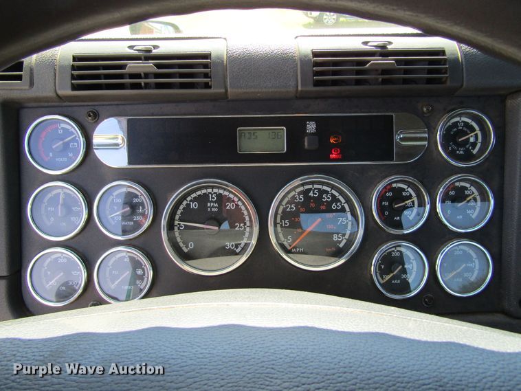 image for item HM9704 2010 Freightliner Cascadia  semi truck