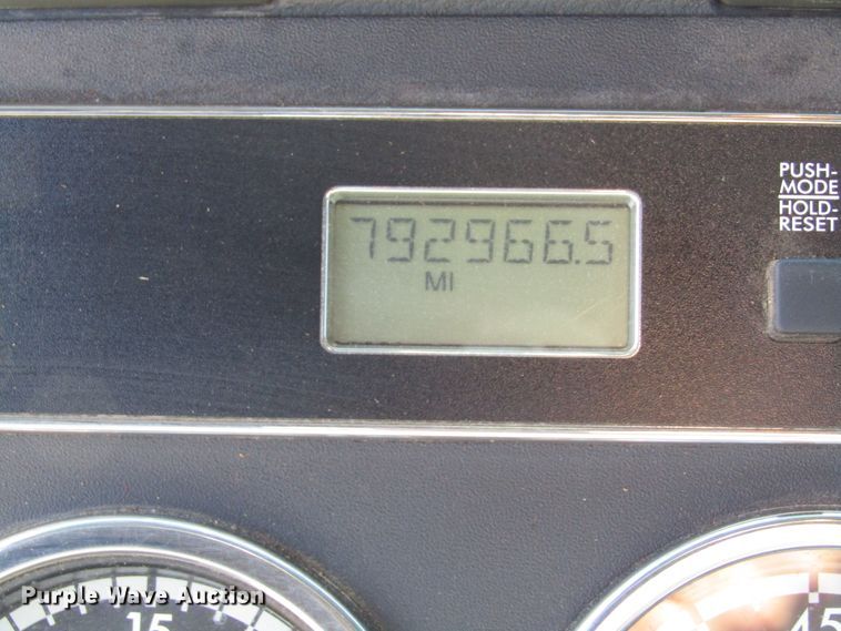 image for item HM9704 2010 Freightliner Cascadia  semi truck