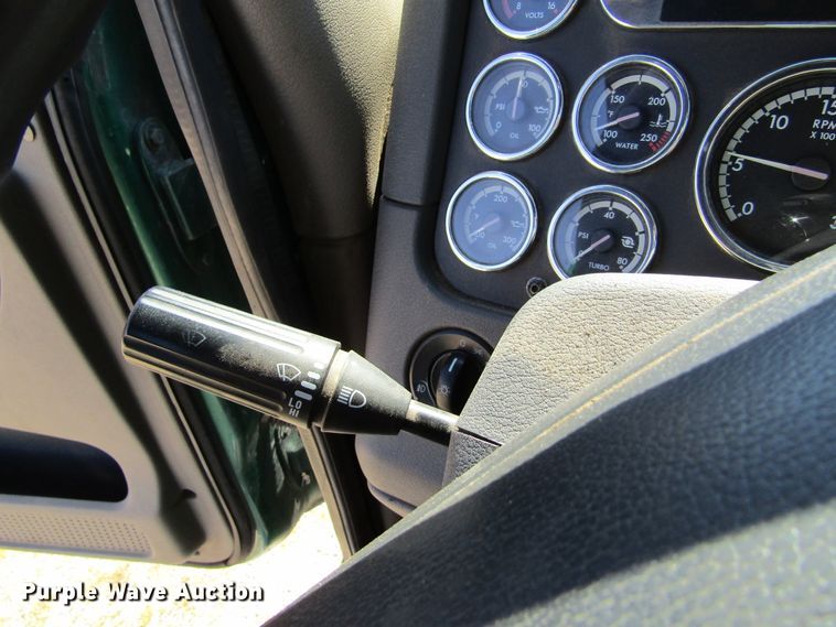 image for item HM9704 2010 Freightliner Cascadia  semi truck