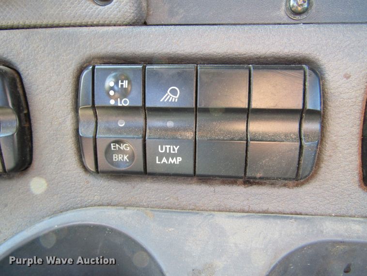 image for item HM9704 2010 Freightliner Cascadia  semi truck