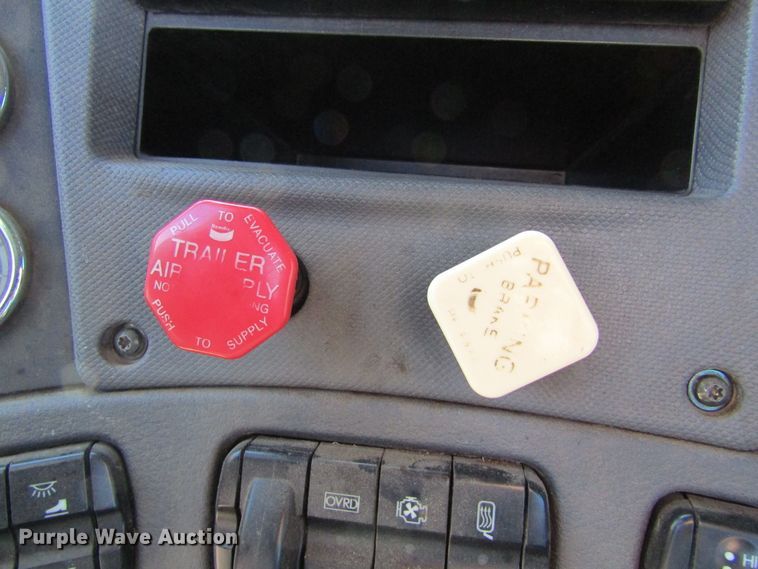 image for item HM9704 2010 Freightliner Cascadia  semi truck