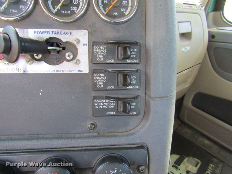 image for item HM9704 2010 Freightliner Cascadia  semi truck