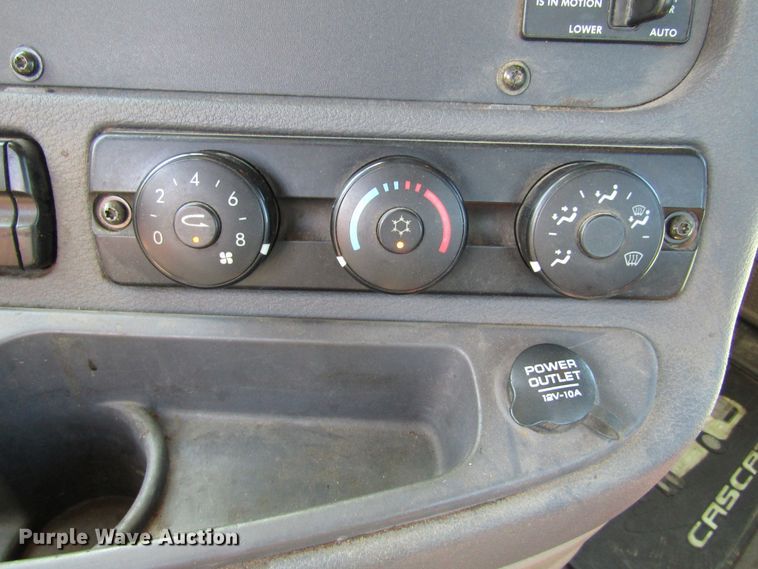 image for item HM9704 2010 Freightliner Cascadia  semi truck