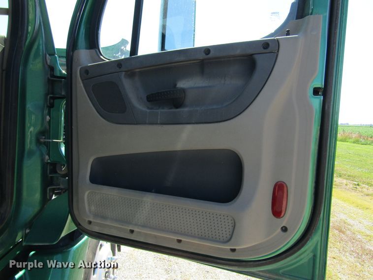 image for item HM9704 2010 Freightliner Cascadia  semi truck