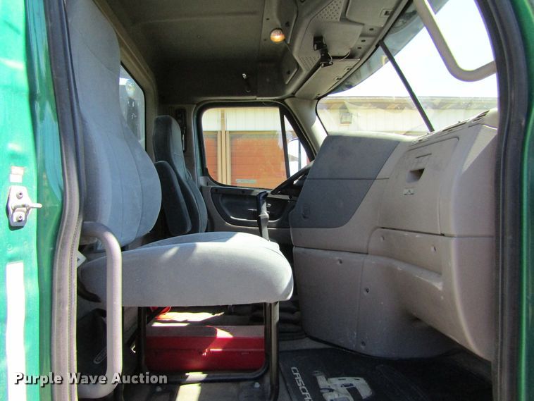 image for item HM9704 2010 Freightliner Cascadia  semi truck