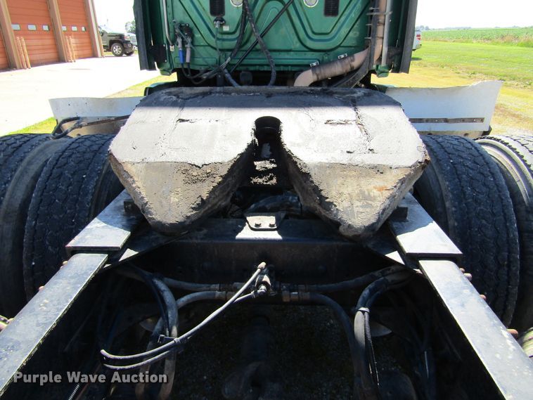 image for item HM9704 2010 Freightliner Cascadia  semi truck