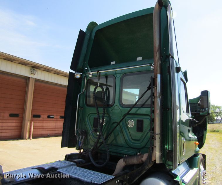 image for item HM9704 2010 Freightliner Cascadia  semi truck