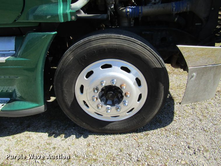 image for item HM9704 2010 Freightliner Cascadia  semi truck