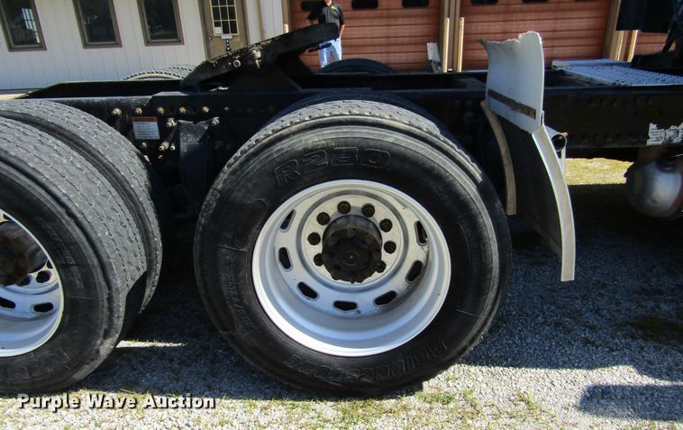 image for item HM9704 2010 Freightliner Cascadia  semi truck