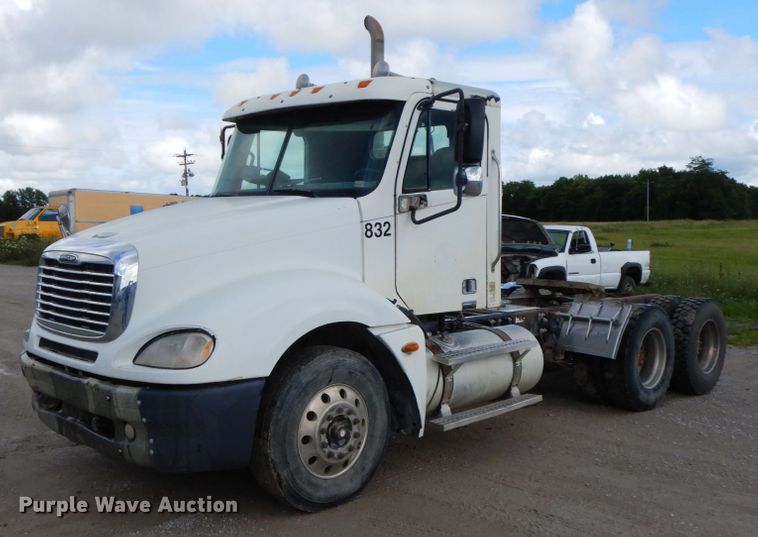 image for item HM9718 2005 Freightliner Columbia  semi truck