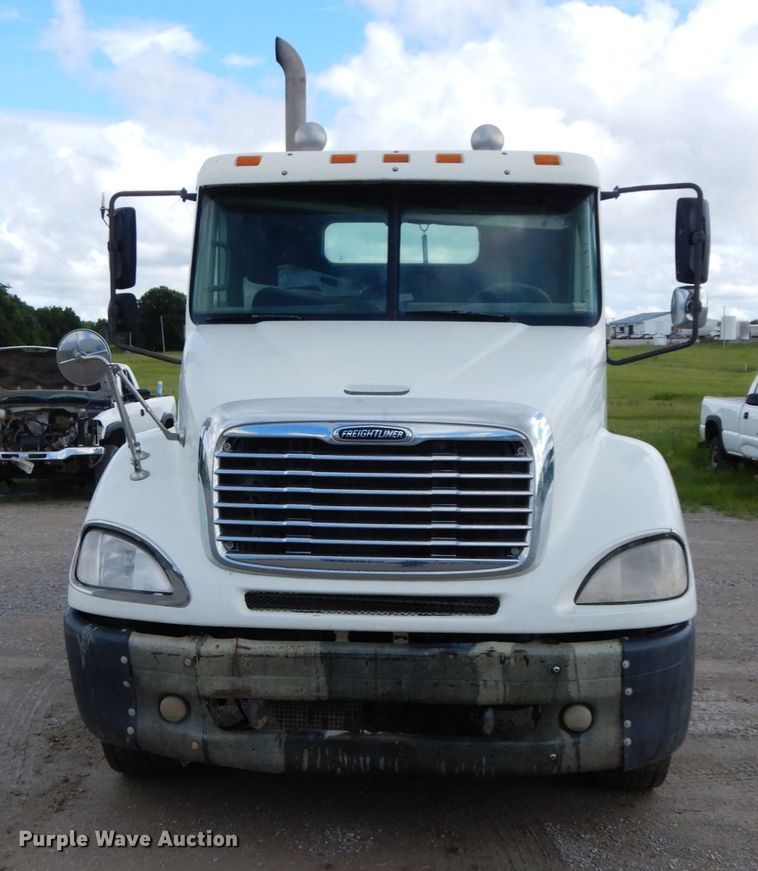 image for item HM9718 2005 Freightliner Columbia  semi truck