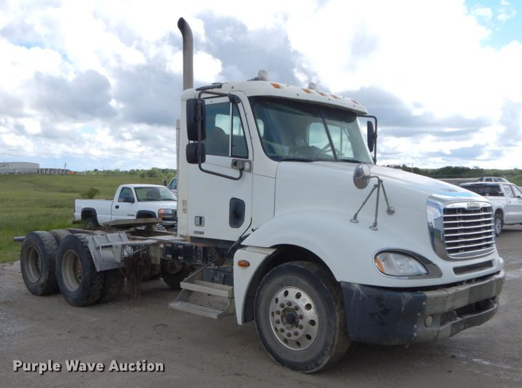 image for item HM9718 2005 Freightliner Columbia  semi truck