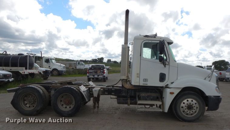 image for item HM9718 2005 Freightliner Columbia  semi truck