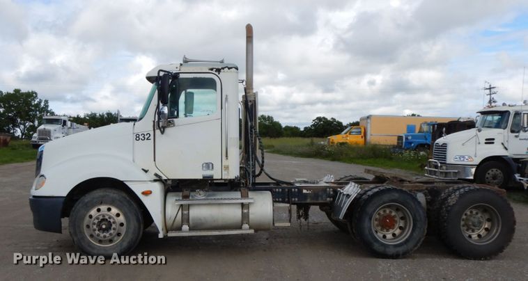 image for item HM9718 2005 Freightliner Columbia  semi truck