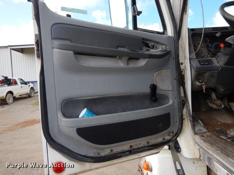 image for item HM9718 2005 Freightliner Columbia  semi truck