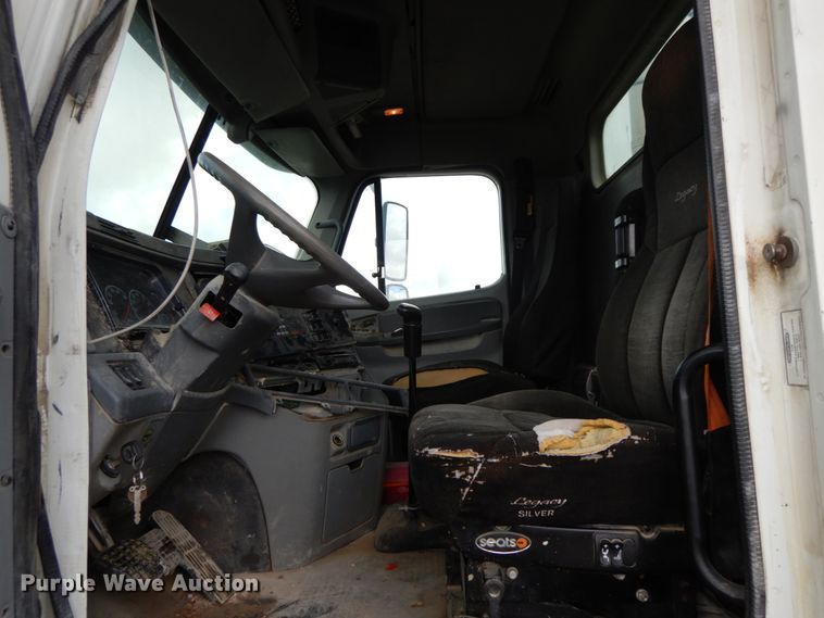 image for item HM9718 2005 Freightliner Columbia  semi truck