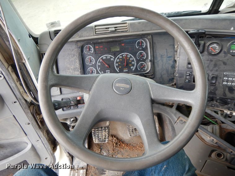 image for item HM9718 2005 Freightliner Columbia  semi truck