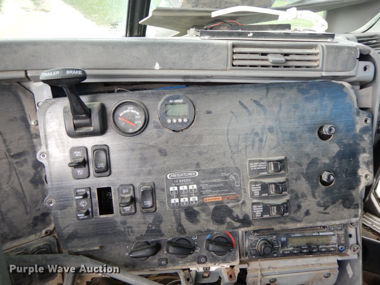 image for item HM9718 2005 Freightliner Columbia  semi truck