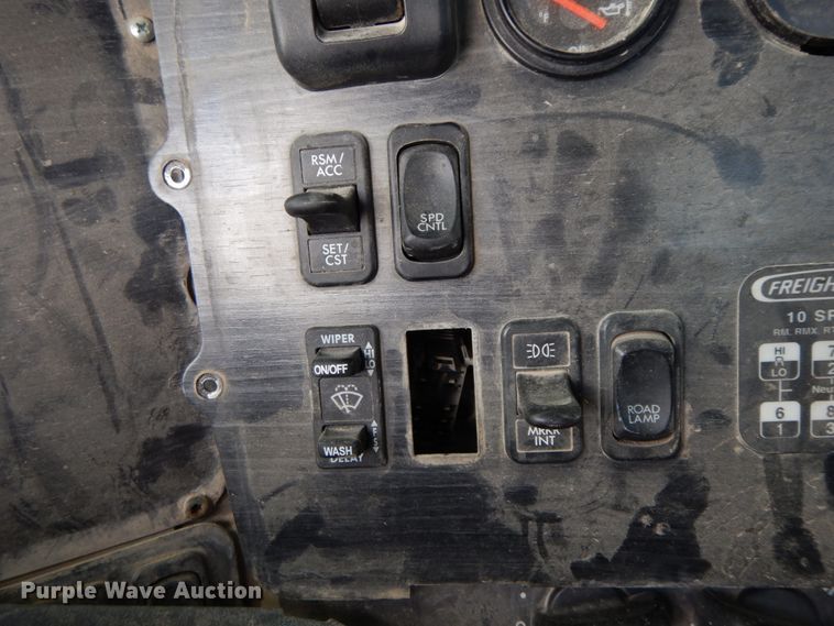 image for item HM9718 2005 Freightliner Columbia  semi truck