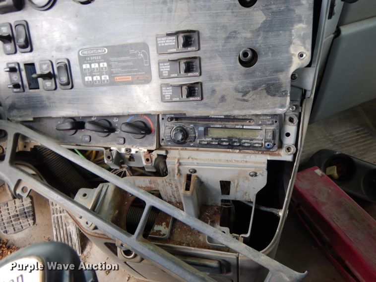 image for item HM9718 2005 Freightliner Columbia  semi truck