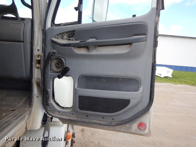 image for item HM9718 2005 Freightliner Columbia  semi truck