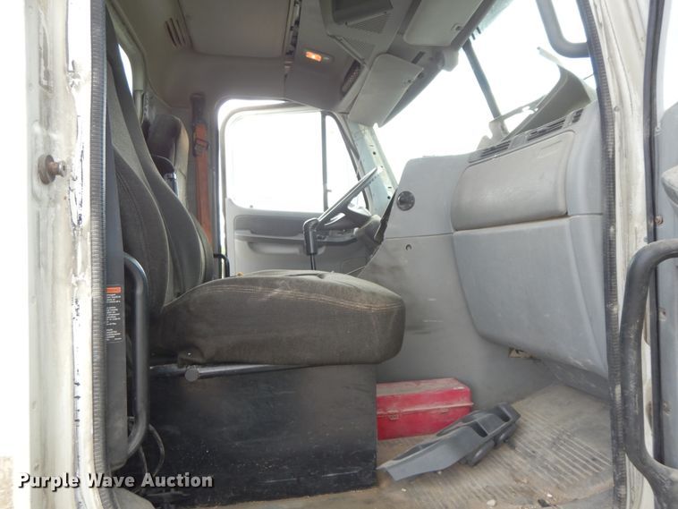 image for item HM9718 2005 Freightliner Columbia  semi truck