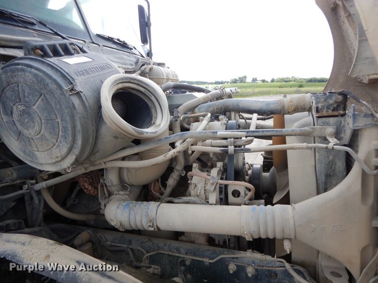 image for item HM9718 2005 Freightliner Columbia  semi truck