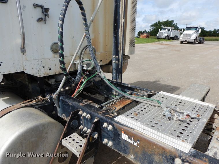 image for item HM9718 2005 Freightliner Columbia  semi truck