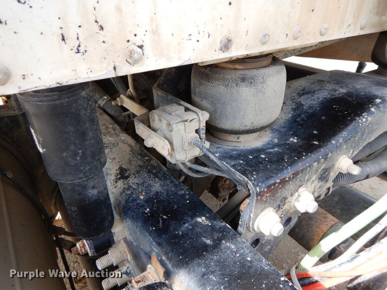 image for item HM9718 2005 Freightliner Columbia  semi truck