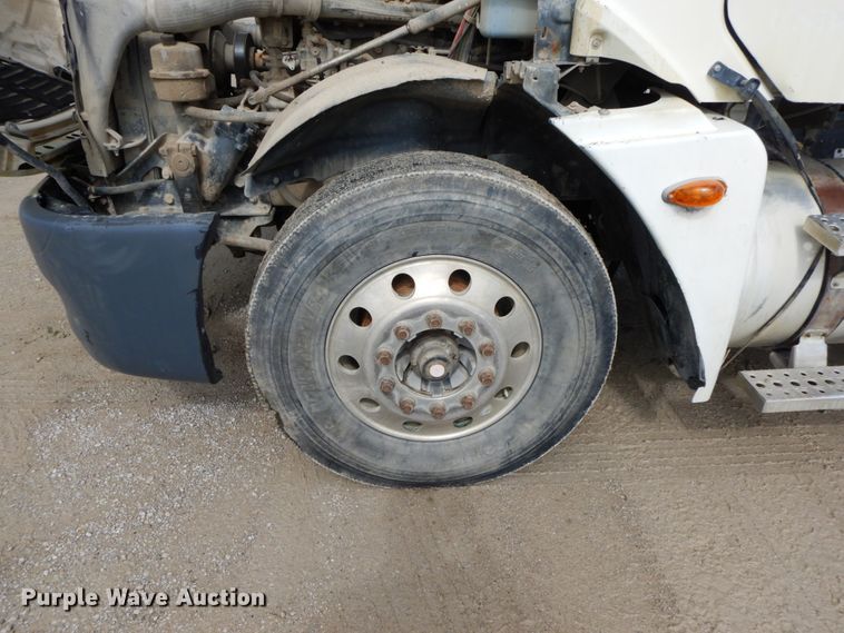 image for item HM9718 2005 Freightliner Columbia  semi truck