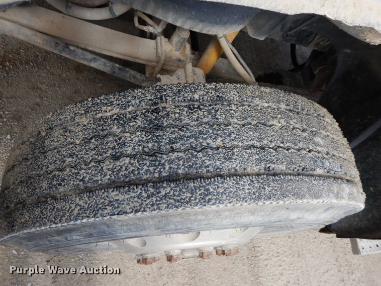 image for item HM9718 2005 Freightliner Columbia  semi truck