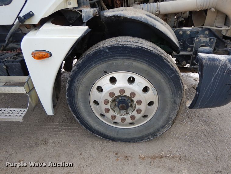 image for item HM9718 2005 Freightliner Columbia  semi truck