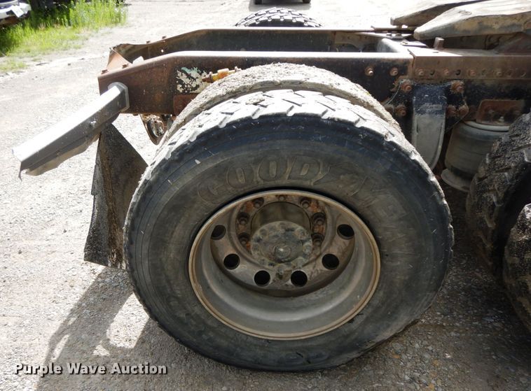 image for item HM9718 2005 Freightliner Columbia  semi truck